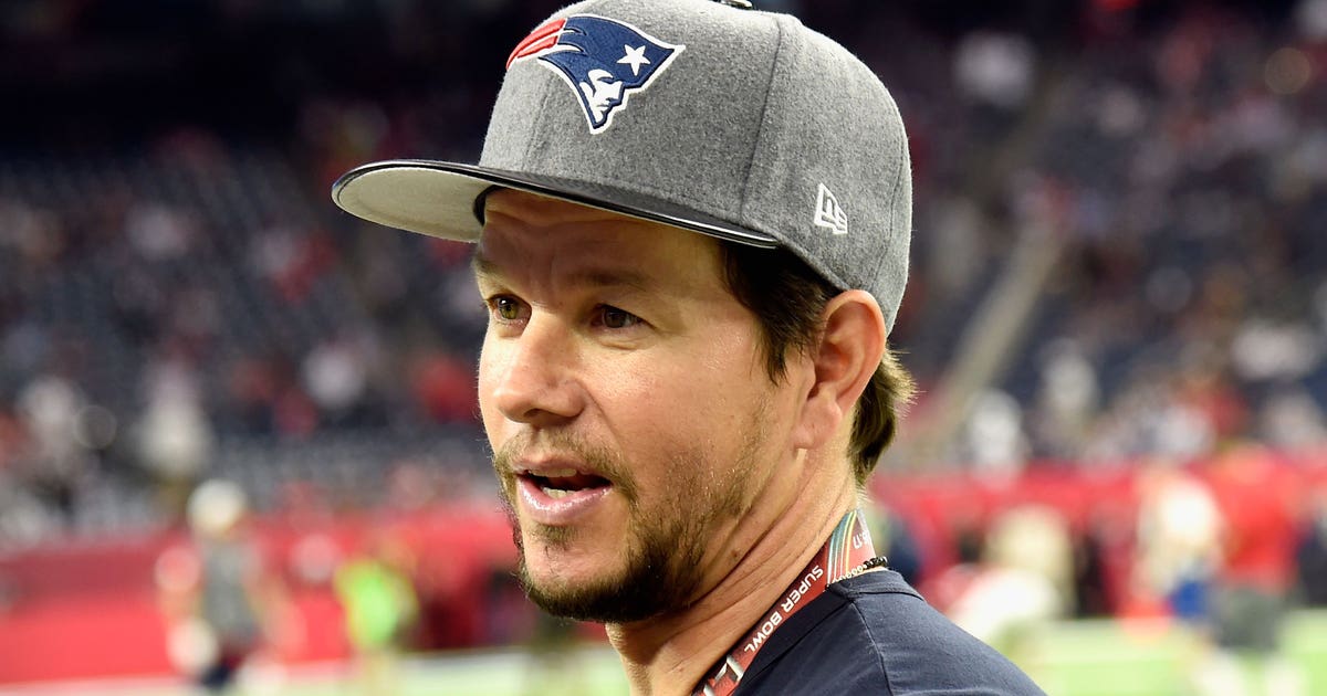 Did Mark Wahlberg leave the Super Bowl early? An investigation - FOXSports.com