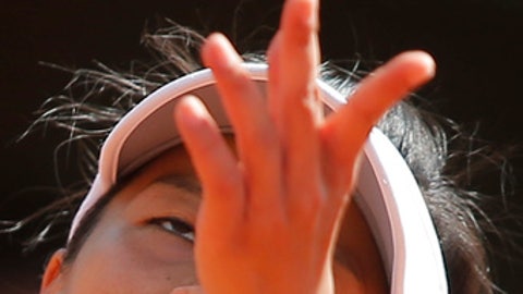 Tennis player banned over attempts to kiss reporter