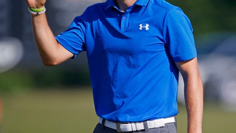 Spieth takes 1-shot lead thanks to birdie putt