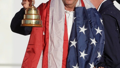 Davis Love III returns as caddie at Open