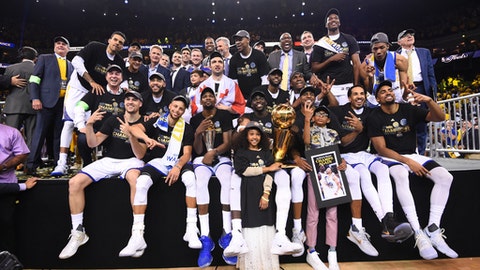 Green keeps rivalry going during Warriors celebration