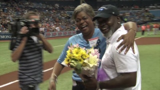 Emmitt Smith surprises sister at Rays game