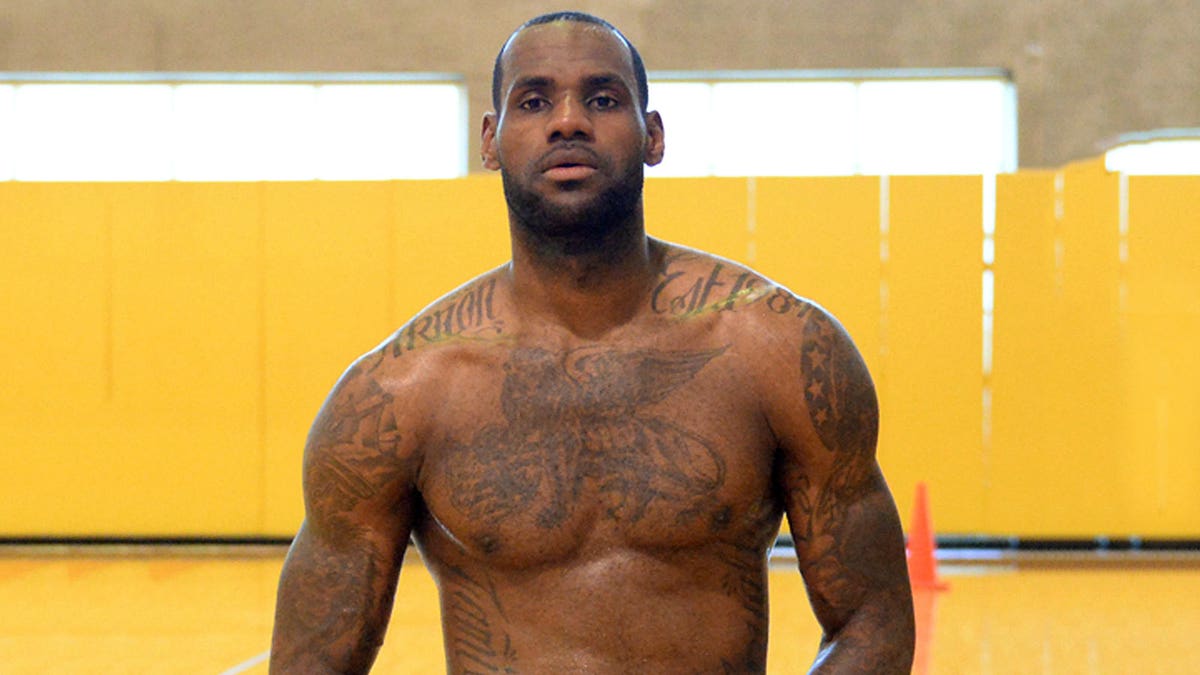 Lebron Cavs Work Out On Public Beach As Onlookers Swarm Fox Sports 