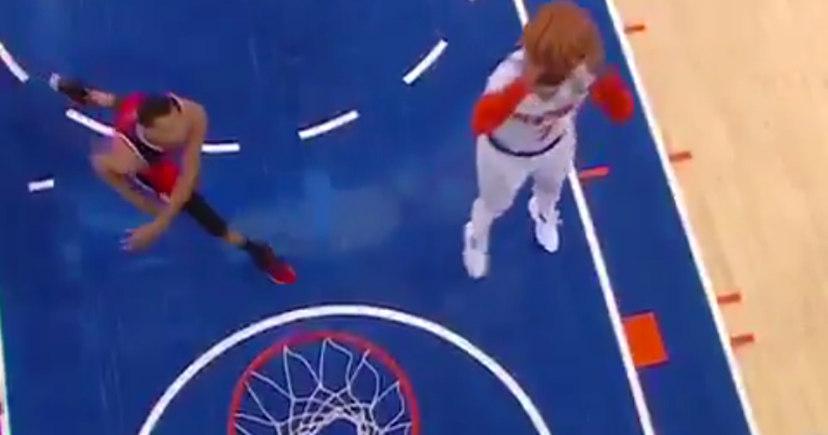 Watch Carmelo Anthony airball a wide open fivefoot jump shot