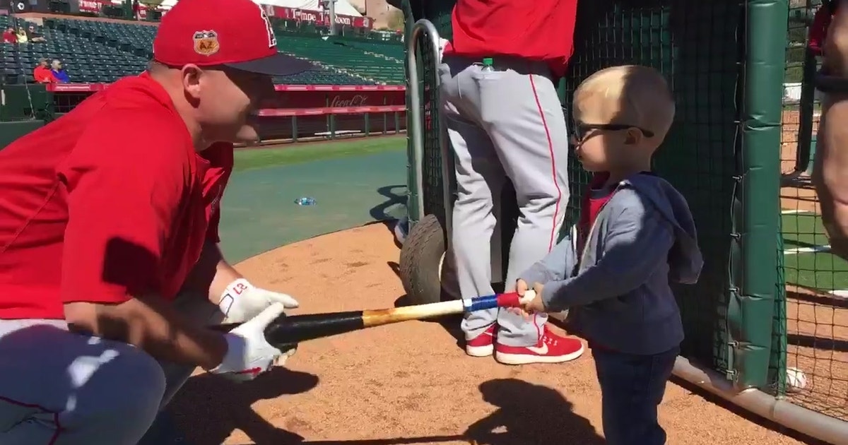 Mike Trout gives hitting advice to young son of Angels GM FOX Sports