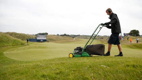 A scolding, and a comeback, for Rory McIlroy at British Open