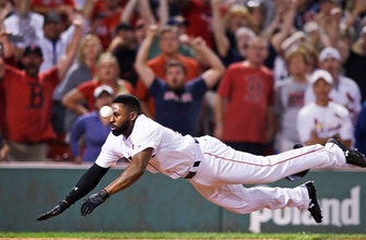 Betts' 2-run double caps Red