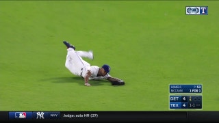 WATCH: Delino DeShields makes spectacular catch in 4th vs. Detroit