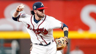 Dansby Swanson robs Yonder Alonso with a stellar over-the-shoulder catch