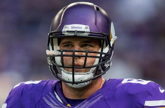 
					Vikings place LG Easton on injured reserve, sign LS Overbaugh
				