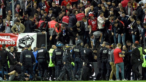Barrier collapses on fans in Lique 1 game, many injured
