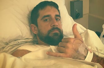 Packers' Rodgers gives thumbs up from hospital bed