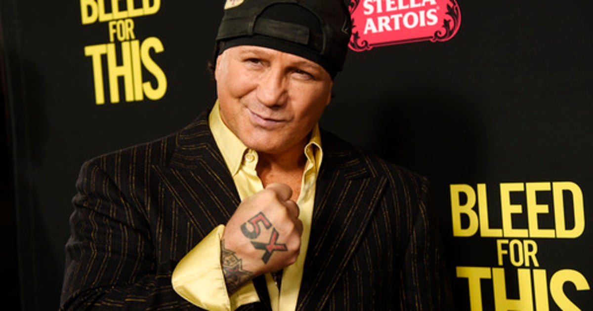 Ex-boxing champ Vinny Paz accused of assault: 'I got robbed'
Ex-boxing champ Vinny Paz accused of assault: 'I got robbed'