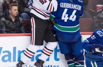 Gaunce scores twice, Canucks beat Blackhawks 4-2 (Feb 01, 2018)