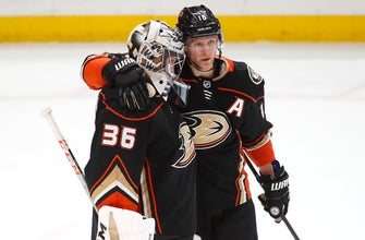 Ducks create playoff logjam with 4-2 win over Red Wings