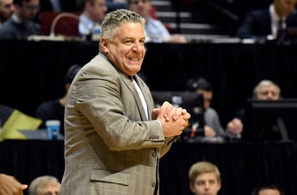 
					Auburn AD ‘absolutely’ expects Bruce Pearl to keep job
				