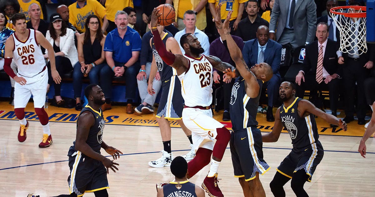 Curry dazzles from deep, Warriors take 2-0 NBA Finals lead over Cavaliers
Curry dazzles from deep, Warriors take 2-0 NBA Finals lead over Cavaliers