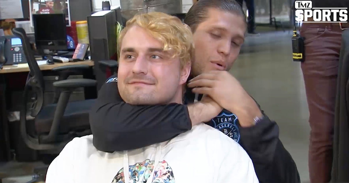 UFC fighter Brian Ortega demonstrates a choke hold on a TMZ employee | TMZ SPORTS
UFC fighter Brian Ortega demonstrates a choke hold on a TMZ employee | TMZ SPORTS