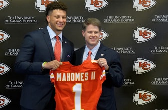 
					Chiefs owner Hunt says Mahomes' development is 'very exciting for the franchise'
				