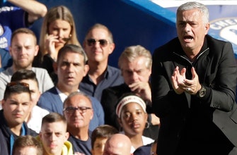 
					Mourinho melee as United concedes late at Chelsea
				