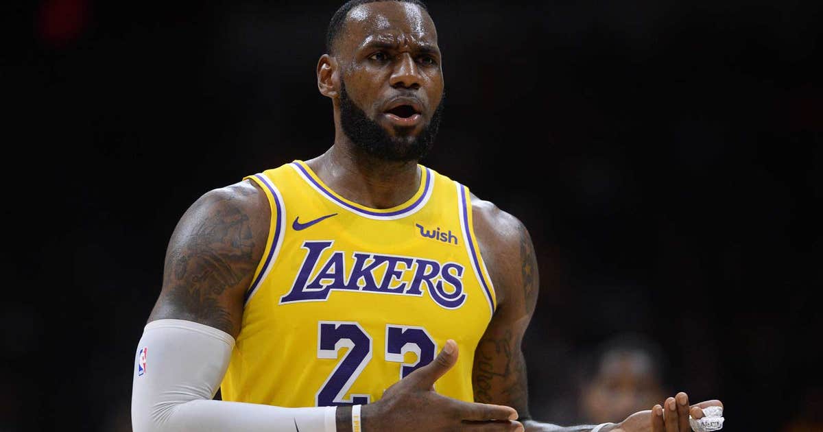 LeBron James captivates San Diego crowd in debut with Lakers
LeBron James captivates San Diego crowd in debut with Lakers