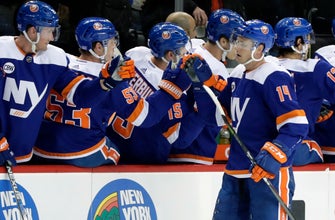 Kuhnhackl scores twice, Islanders beat Canucks 5-2