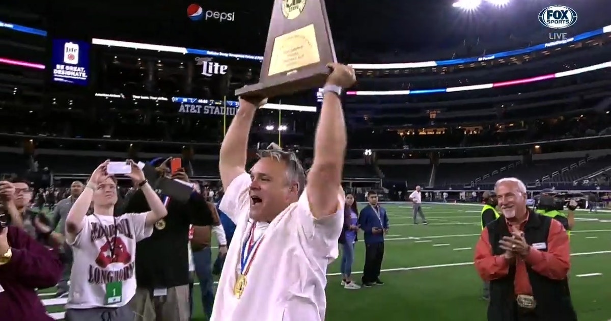 La Vega Lifts Up The State Championship Trophy Uil Texas State