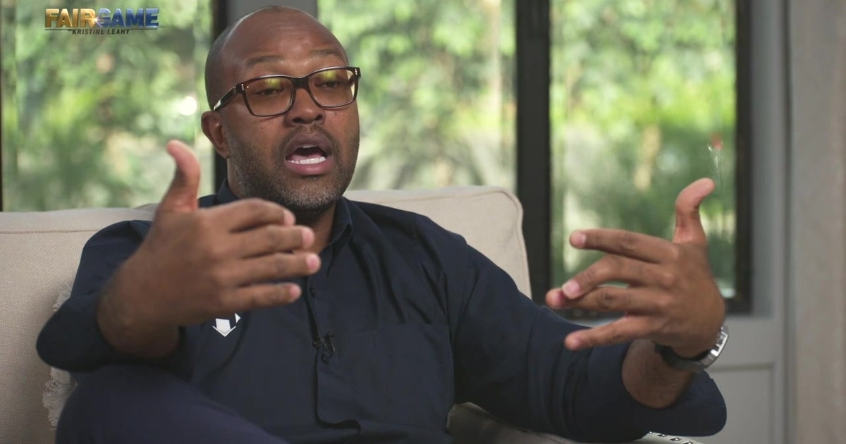 Torry Holt explains why he never wore gloves in the NFL 