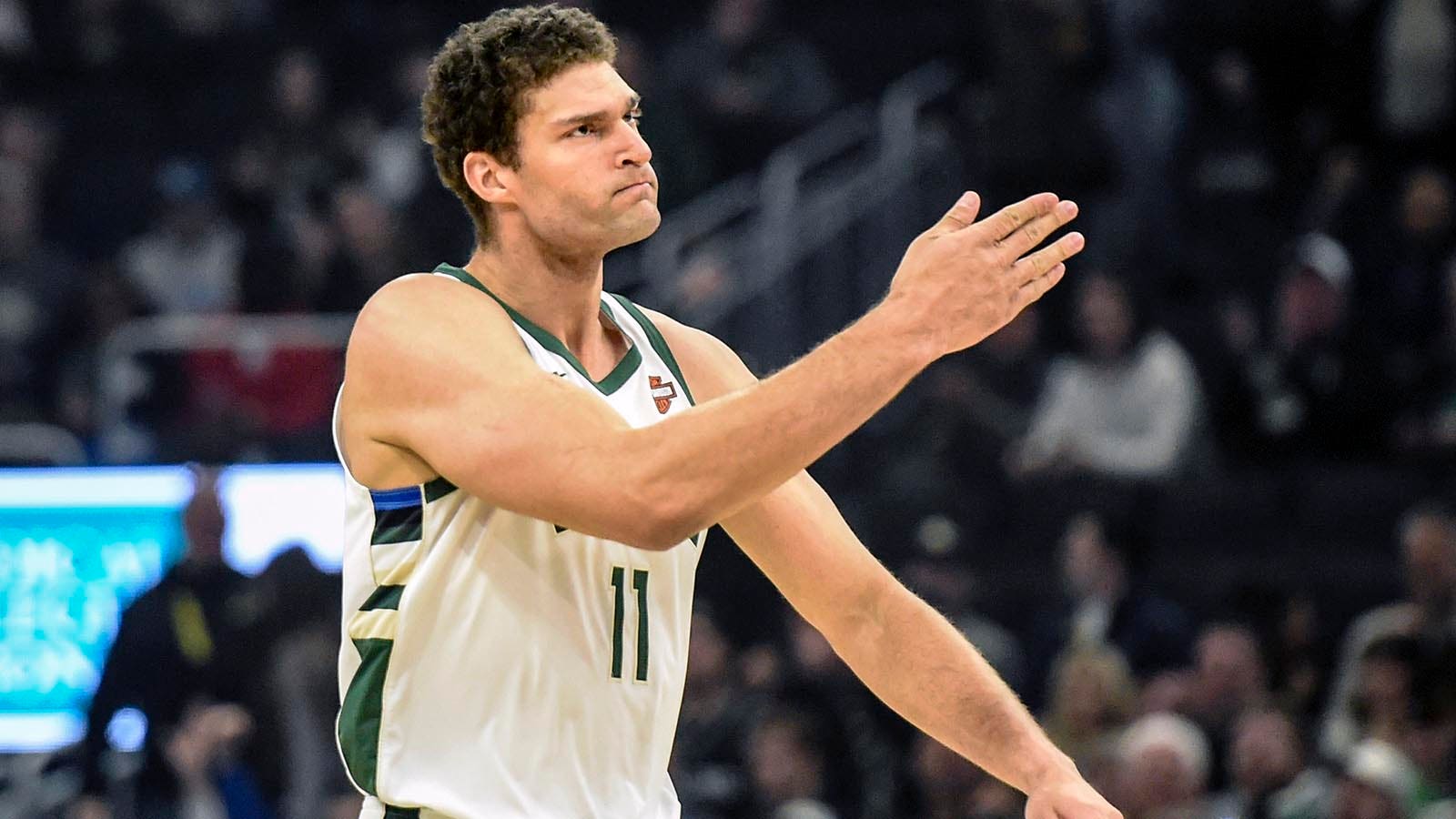 Statuesday Bucks Lopez Splashing Blocking His Way To Nba Records Fox Sports
