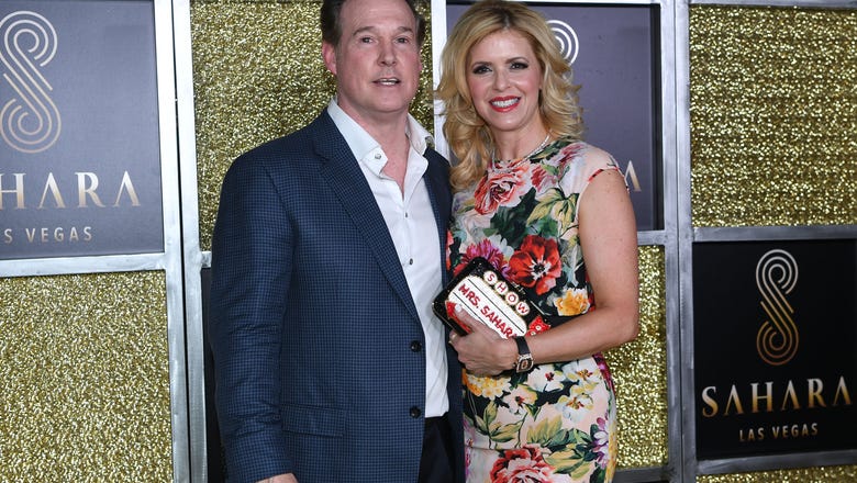 Meruelo completes deal to become Coyotes majority owner