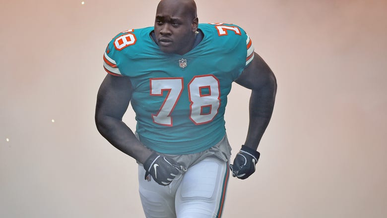 Dolphins trade Laremy Tunsil, Kenny Stills to Texans for draft picks