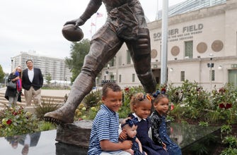 
					Bears unveil statues of Payton, Halas at Soldier Field
				
