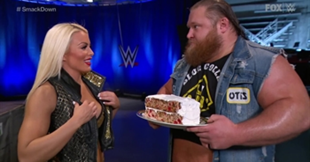 Otis woos Mandy Rose with holiday fruitcake: SmackDown 