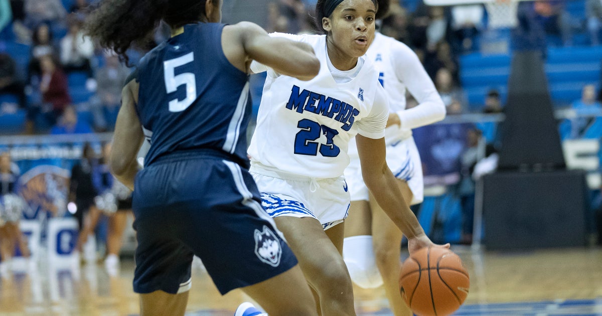 No. 4 UConn uses late runt to pull away from Memphis