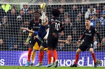 Chelsea denied by overhead kick; Arsenal beats Man United