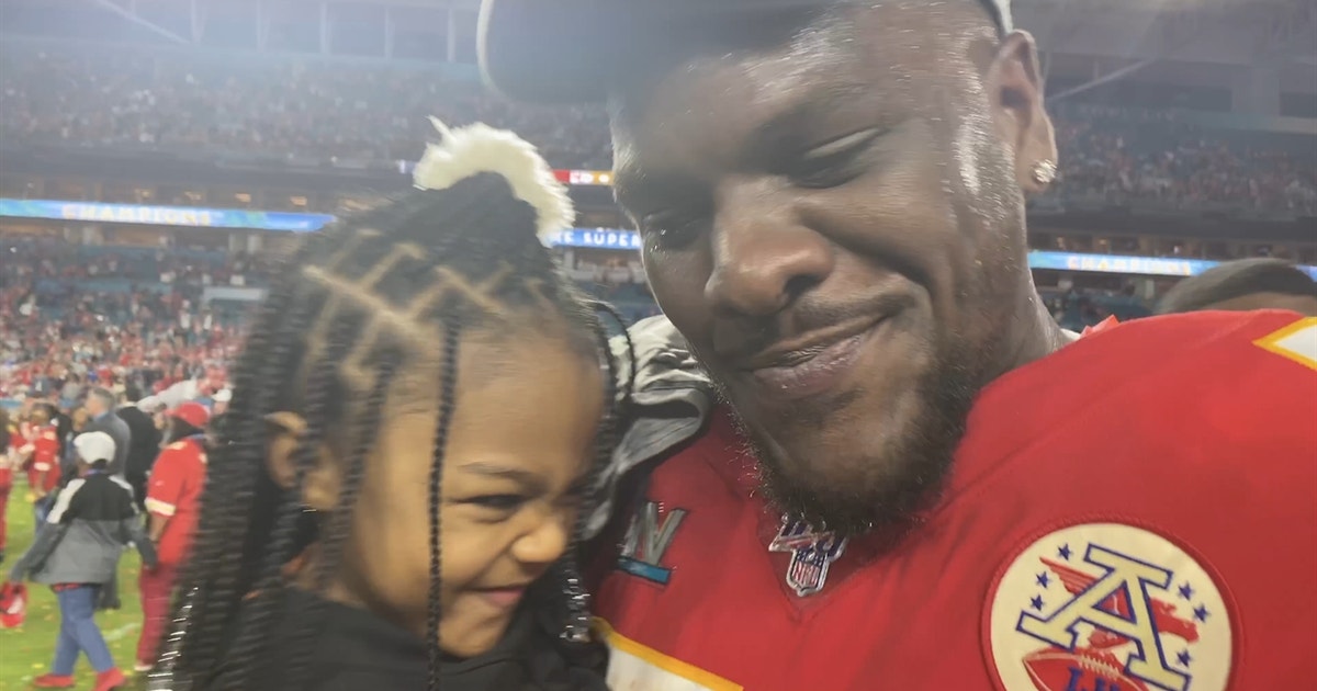 Frank Clark gets emotional with daughter on field after Chiefs win ...