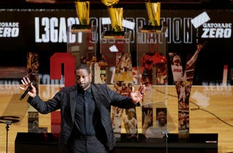 Wade expresses his gratitude at jersey retirement cremony