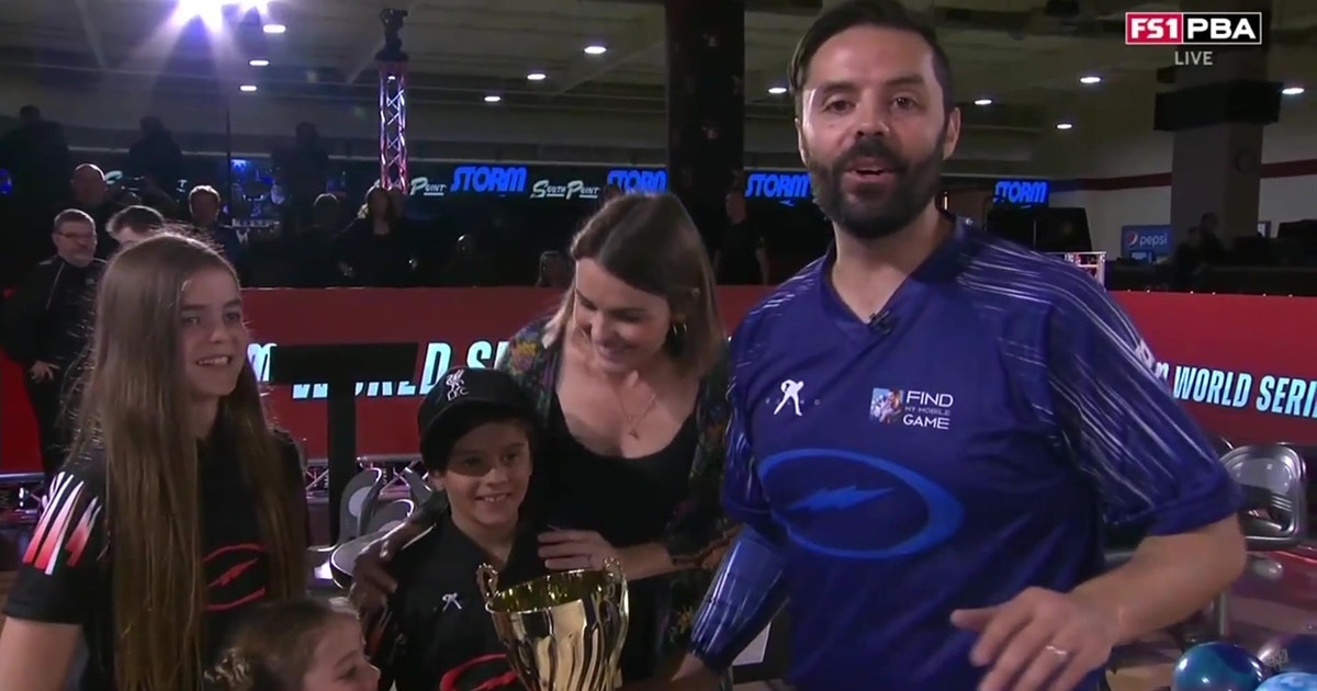 Jason Belmonte shares special moment with family after winning record