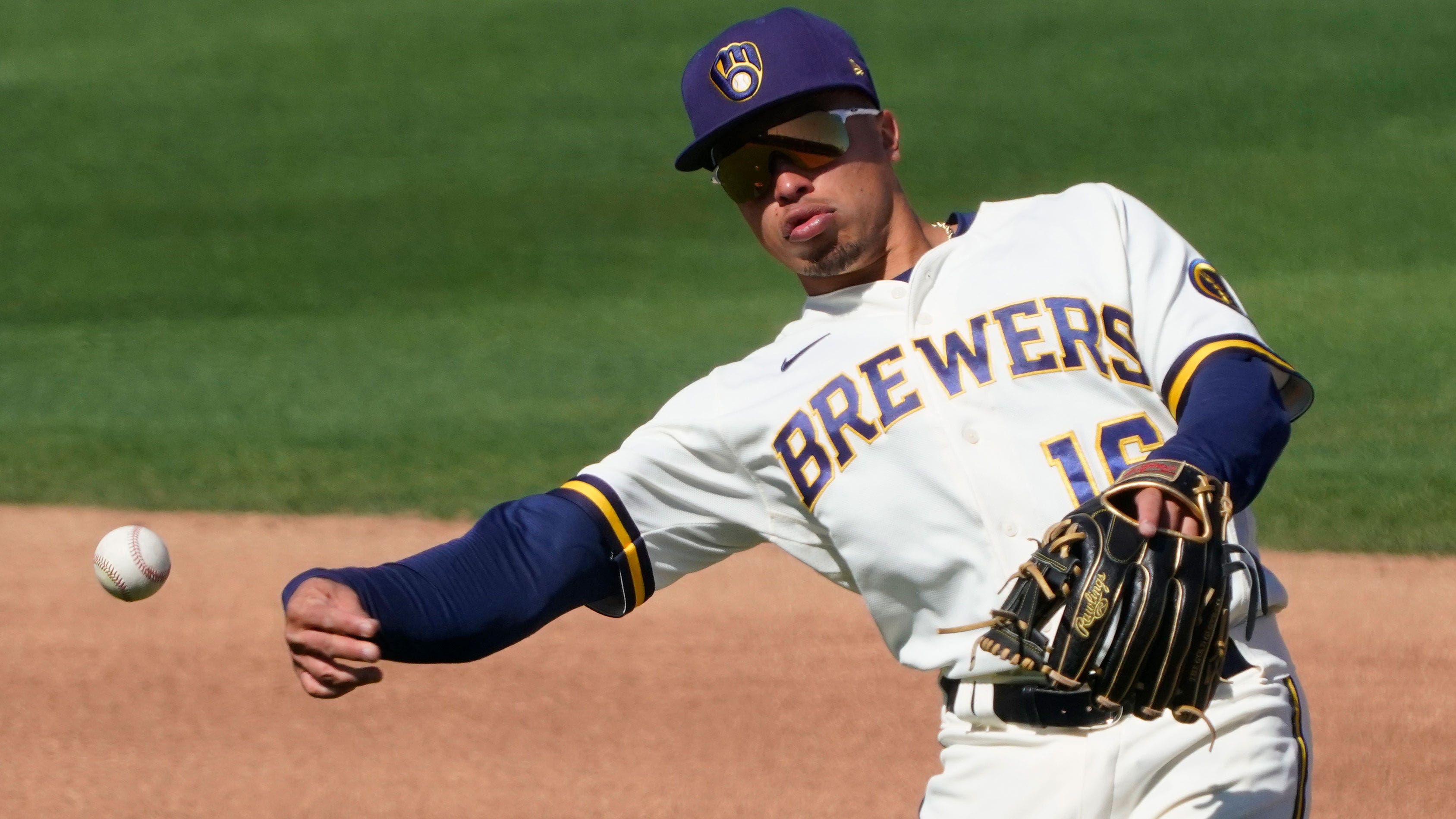 Newcomers Wong, Bradley add golden touch to Brewers defense | FOX Sports