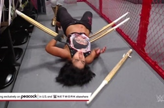 Bianca Belair aplasta a Bayley a través de palos de kendo: WWE Hell in a Cell 2021 (Exclusivo de WWE Network)