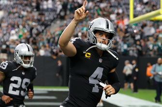 Derek Carr completes 31-of-34 passes, throws for two touchdowns in Raiders’ 33-22 victory over Eagles