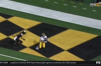 Iowa WR Arland Bruce hauls in seven-yard TD catch and extends lead over Rutgers to 17-7 thumbnail