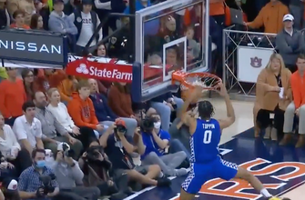 Kentucky’s Jacob Toppin grabs a steal and finishes with a 360 dunk!
