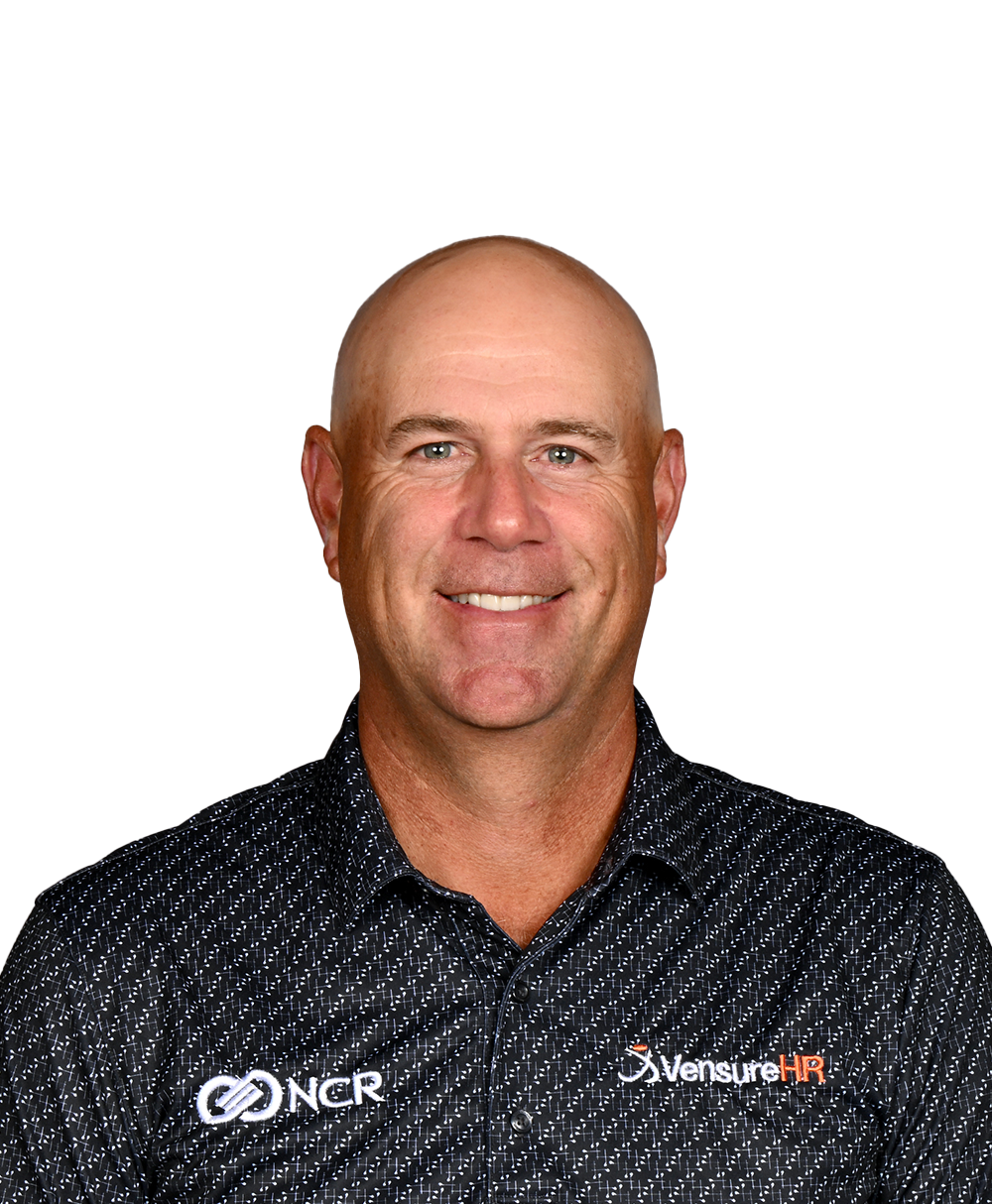 Stewart Cink dons a brand-new Suns Kevin Durant jersey at the