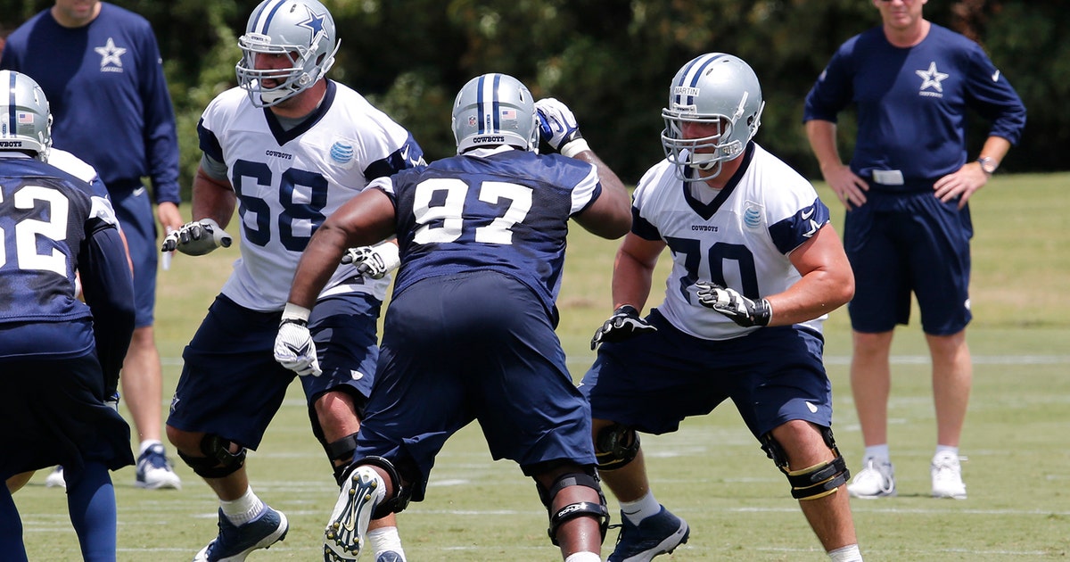 Cowboys offensive, defensive linemen all wearing knee braces during