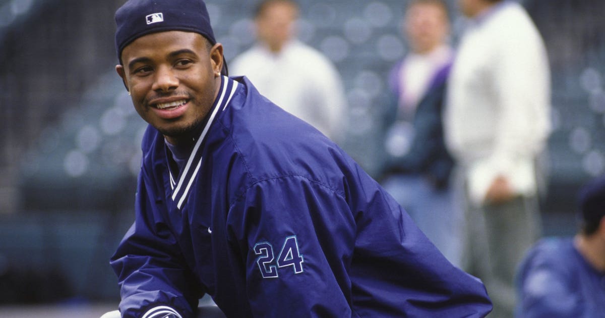 Ken Griffey Jr. puts on backwards hat to conclude Hall of Fame