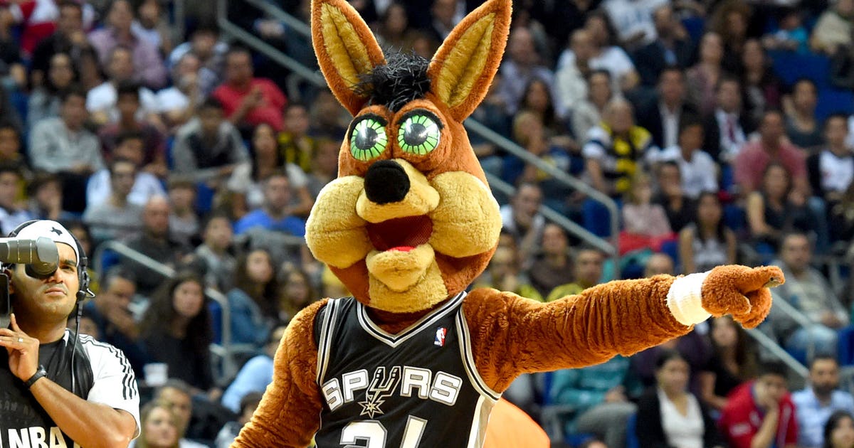 Spurs' Coyote mascot catches bat in arena | FOX Sports