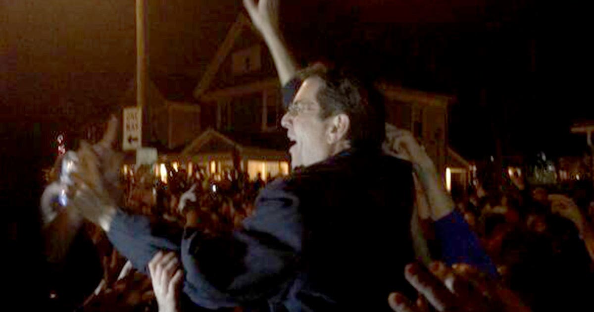 Dayton president crowd surfs, students party in streets after W | FOX Sports