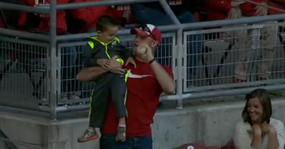 Whoa baby! Watch this dad's awesome onehanded grab while holding son at Reds game FOX Sports