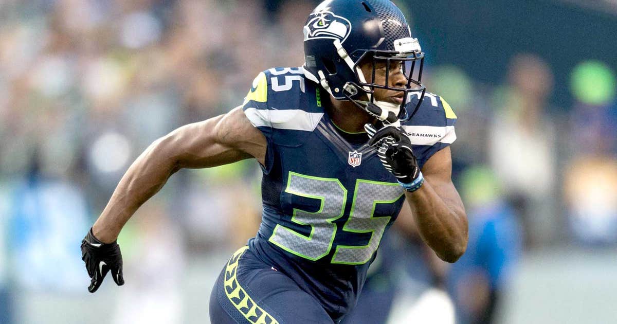 Seahawks CB Deshawn Shead proposes to girlfriend on field after big win ...